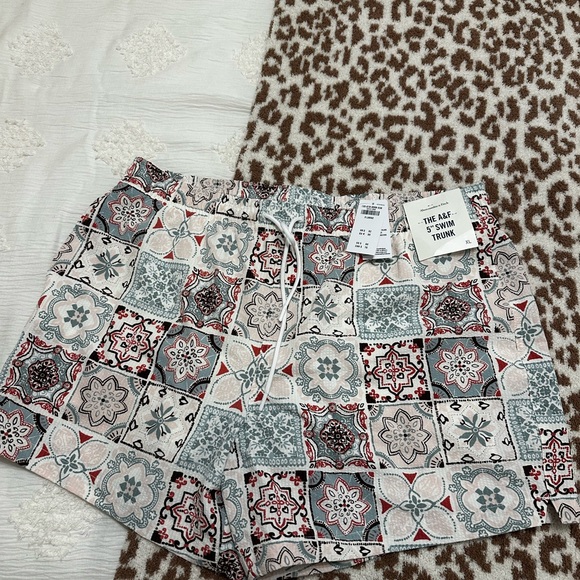 NWT Pull-On Seersucker Swim Trunk - Picture 4 of 8